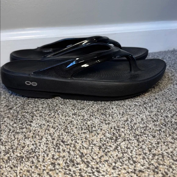 OOFOS OOlala recovery sandal black patent, 8 - Picture 6 of 10
